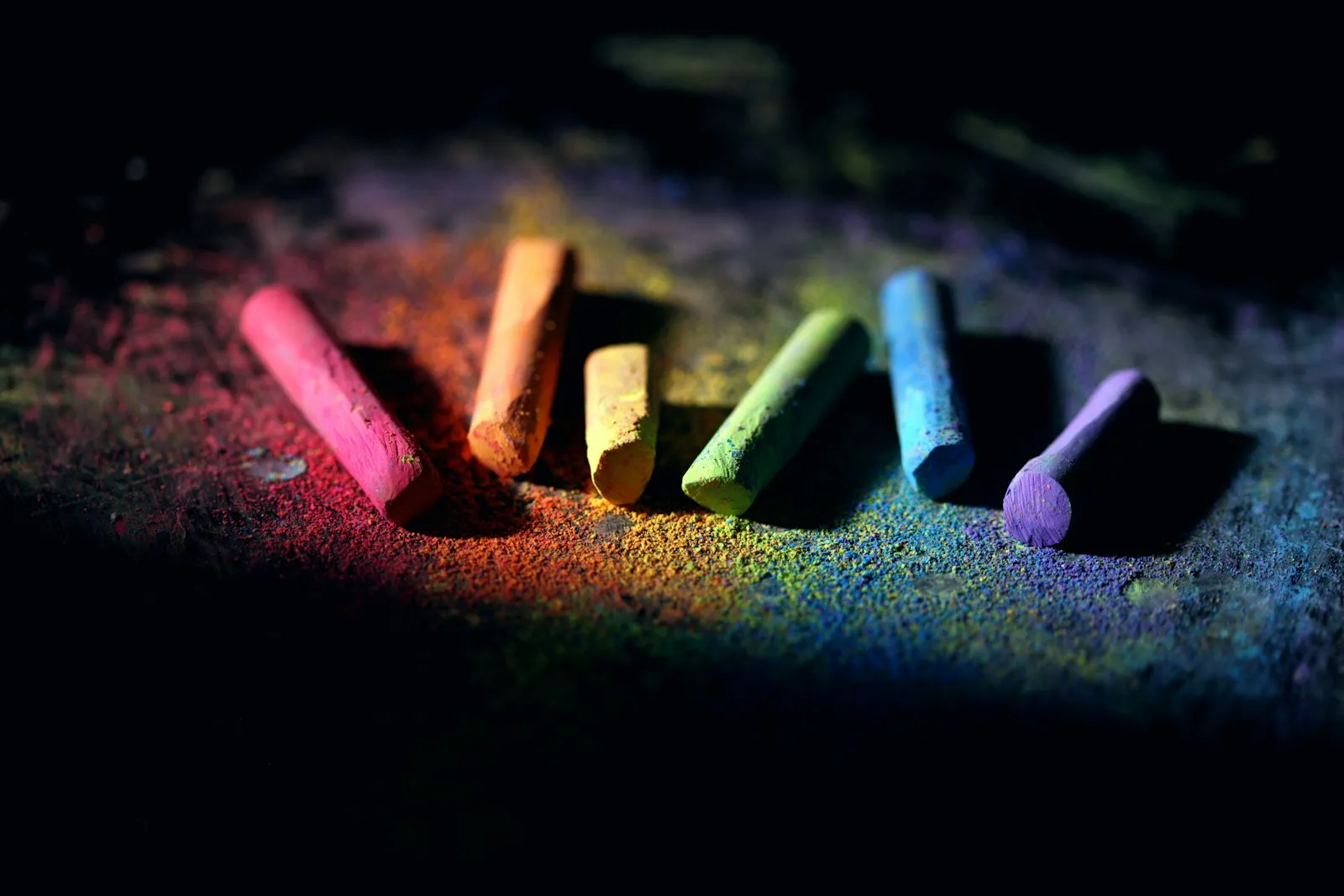 色とりどりのチョーク（イメージ写真）