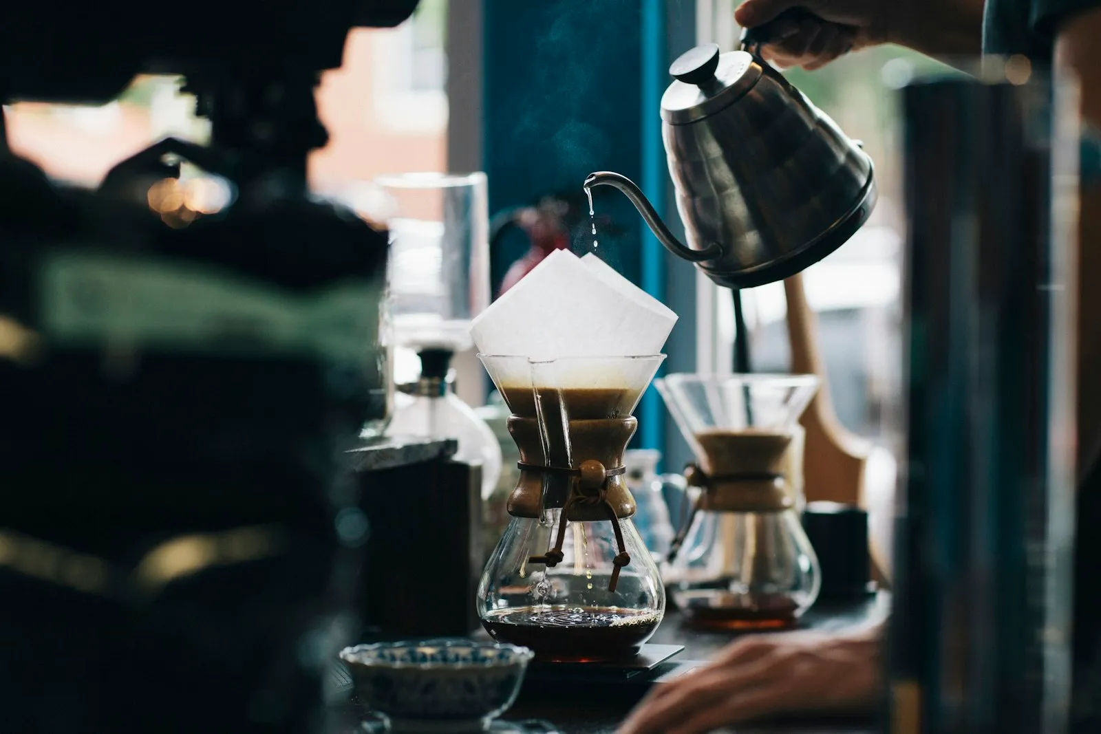 ハンドドリップでコーヒーを淹れる手元（イメージ写真）