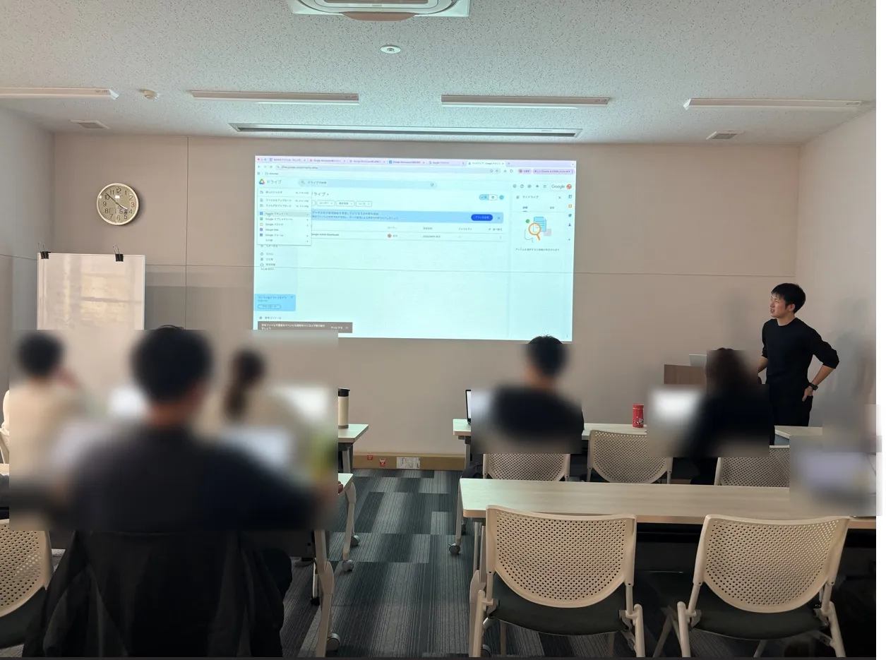 企業向け研修でGoogle Workspaceの活用方法を解説する齋藤